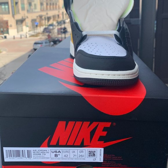 Jordan 1 Volt Gold - Sz 8.5 - Picture 3 of 4